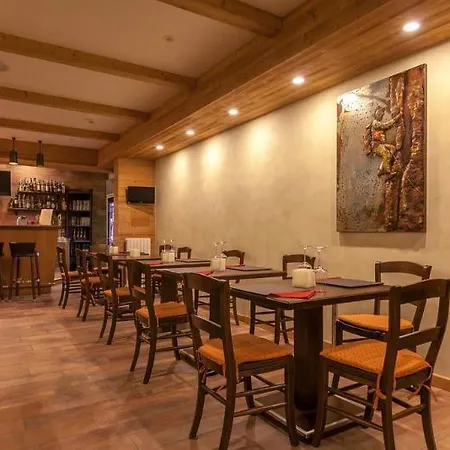 מלון Lo Scoiattolo 3*