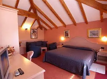 Szálloda Lo Scoiattolo Massino Visconti