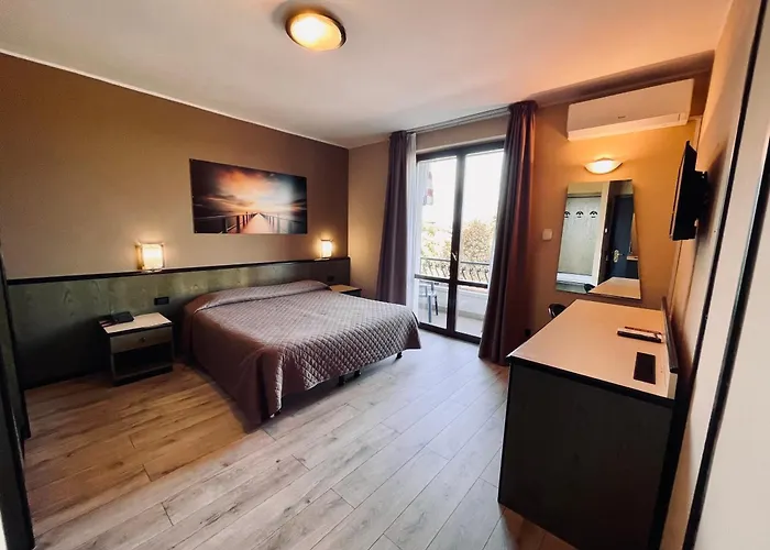 Lo Scoiattolo Hotel Massino Visconti