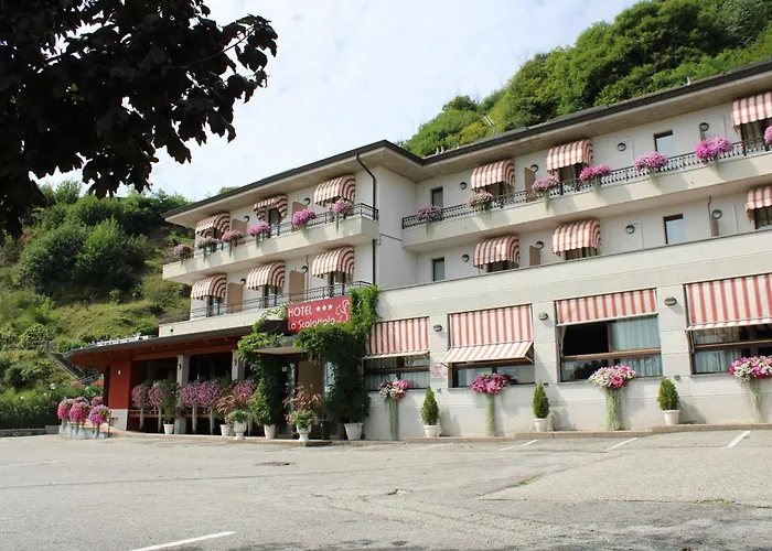 Lo Scoiattolo Hotel Massino Visconti